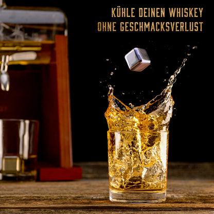WHISISKEY Whiskey Karaffe Set mit 1100 ml Schiff-Dekanter, 2 Gläsern, 4 Whisky-Steinen und edler Geschenkbox. Für Genießer, die Whiskey mit Klasse servieren wollen.