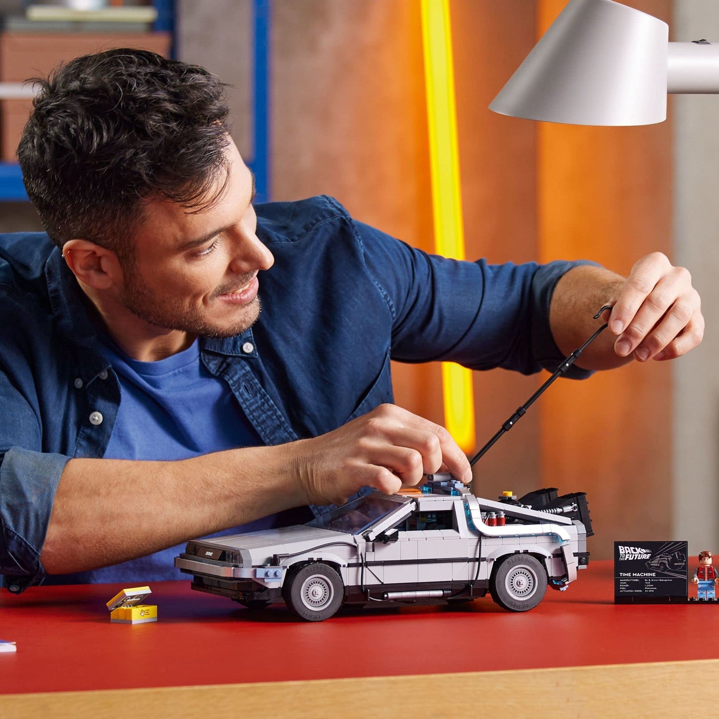 LEGO Back to The Future Time Machine 10300 Bauset für Erwachsene; Baue ein detailliertes Modell einer Filmlegende (1.856 Teile)