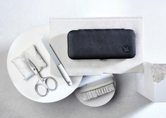 ZWILLING Maniküre-Set (5-teilig) im schwarzen Echtleder-Etui mit stabilem Metallrahmen – inklusive Nagel- und Hautschere sowie weiterer Pflegeinstrumente. Hochwertige Qualität für präzise Nagelpflege. Stilvoll, langlebig und ideal für unterwegs.