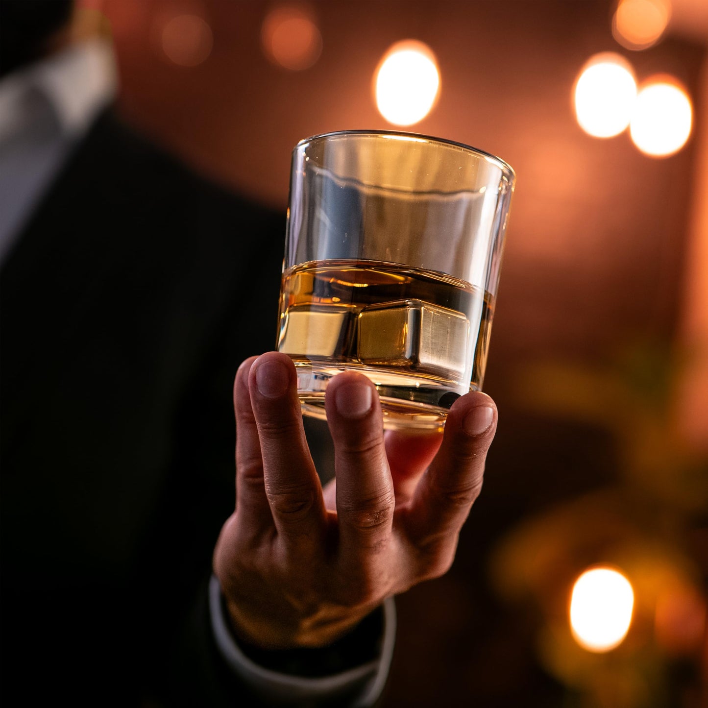 WHISISKEY Whiskey Karaffe Set mit 1100 ml Schiff-Dekanter, 2 Gläsern, 4 Whisky-Steinen und edler Geschenkbox. Für Genießer, die Whiskey mit Klasse servieren wollen.