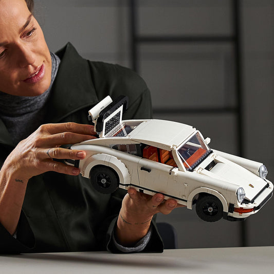 LEGO Icons Porsche 911 (Set 10295) – detailreicher Modellbausatz für Erwachsene mit wählbarer Turbo- oder Targa-Version. Sammlerstück im Maßstab des Kultsportwagens, ideal für Vitrinen oder Schreibtisch. Für Fans klassischer Technik und Design.