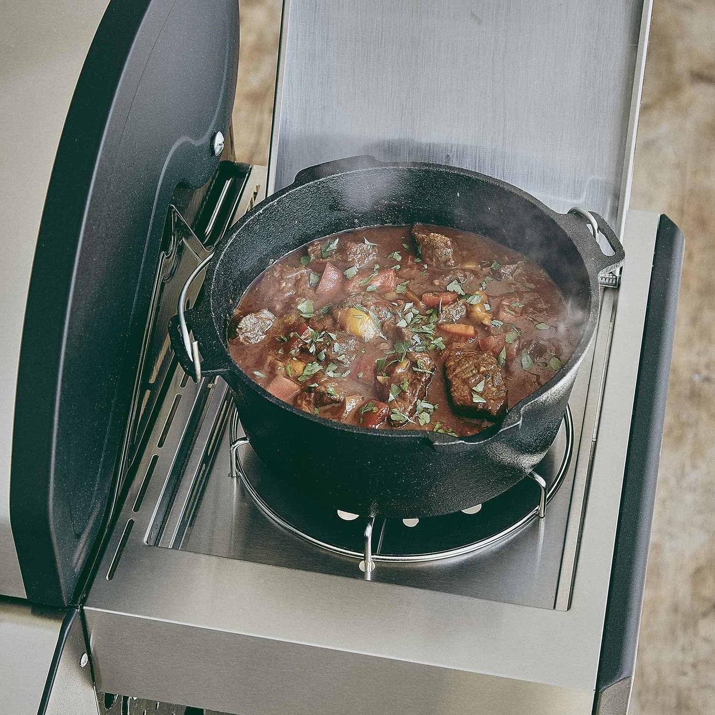 BURNHARD Dutch Oven 6 qt (5,6 L) aus massivem Gusseisen –  bereit für den Einsatz über offenem Feuer oder im Ofen. Inklusive Deckelheber, für flexible Nutzung. Perfekt zum Schmoren, Braten und Backen unter freiem Himmel.