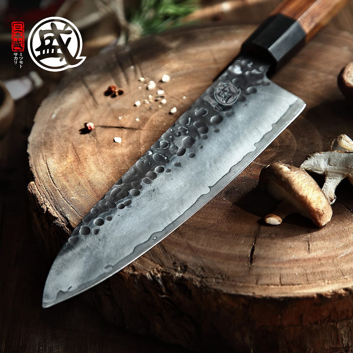 Detailansicht des Klingenansatzes des handgeschmiedeten japanischen Gyuto Messers
