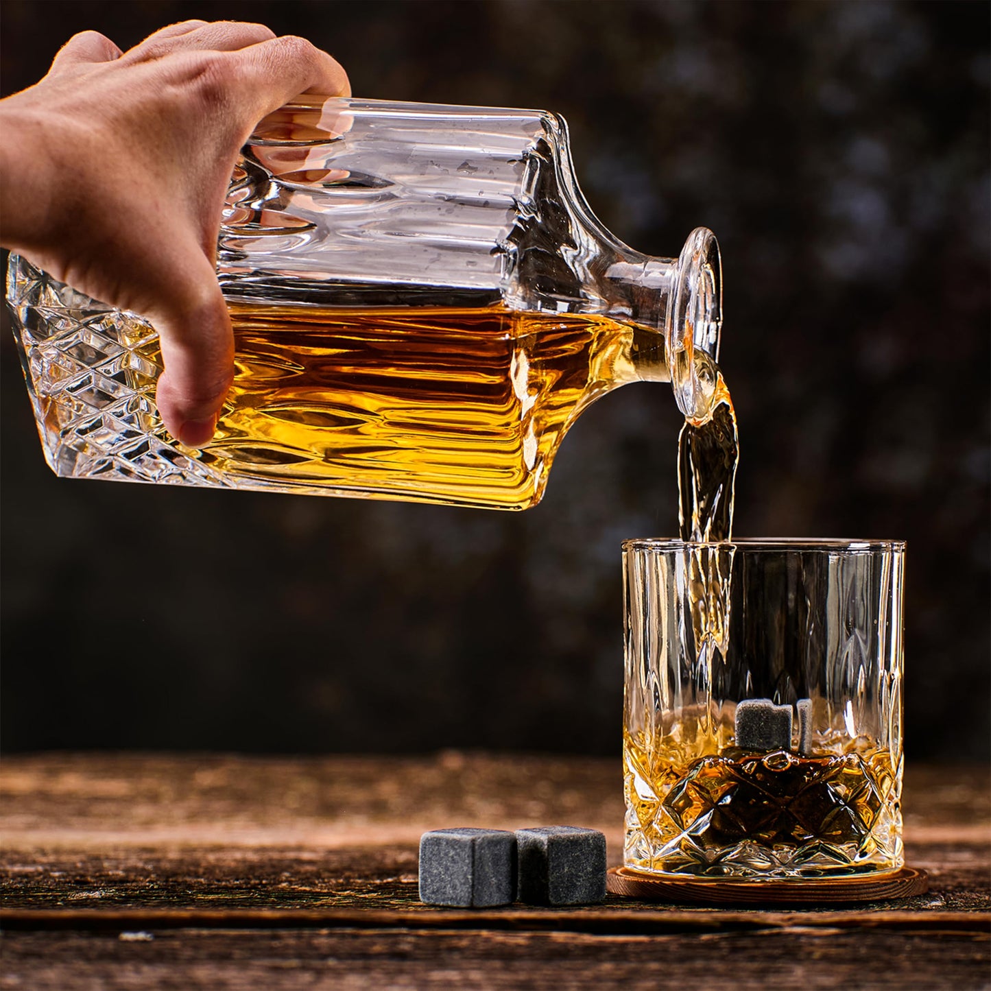 WHISISKEY Whiskygläser Set mit 2 Gläsern (je 310 ml), 8 wiederverwendbaren Whiskey-Steinen und Geschenkbox. Für Genießer, die auf Details und Stil Wert legen.