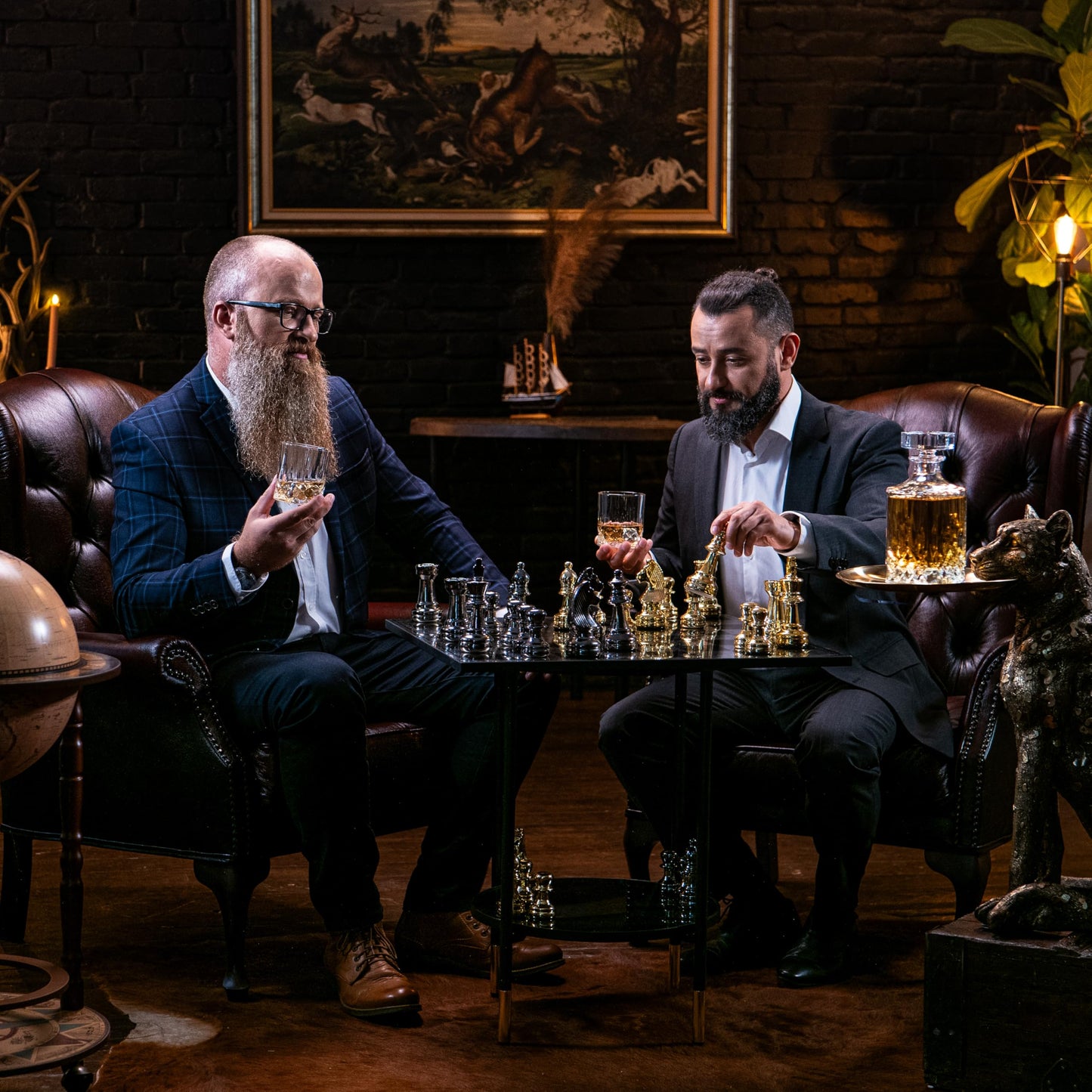 WHISISKEY Whiskey Karaffe Set – klassisches Geschenkset mit 700 ml Dekanter, 2 Gläsern und 4 wiederverwendbaren Whisky-Steinen. Für Genießer mit Geschmack.