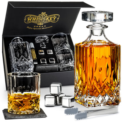 WHISISKEY Whiskey Karaffe Set – klassisches Geschenkset mit 700 ml Dekanter, 2 Gläsern und 4 wiederverwendbaren Whisky-Steinen. Für Genießer mit Geschmack.
