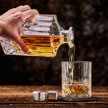 WHISISKEY Whiskey Karaffe Set – klassisches Geschenkset mit 700 ml Dekanter, 2 Gläsern und 4 wiederverwendbaren Whisky-Steinen. Für Genießer mit Geschmack.