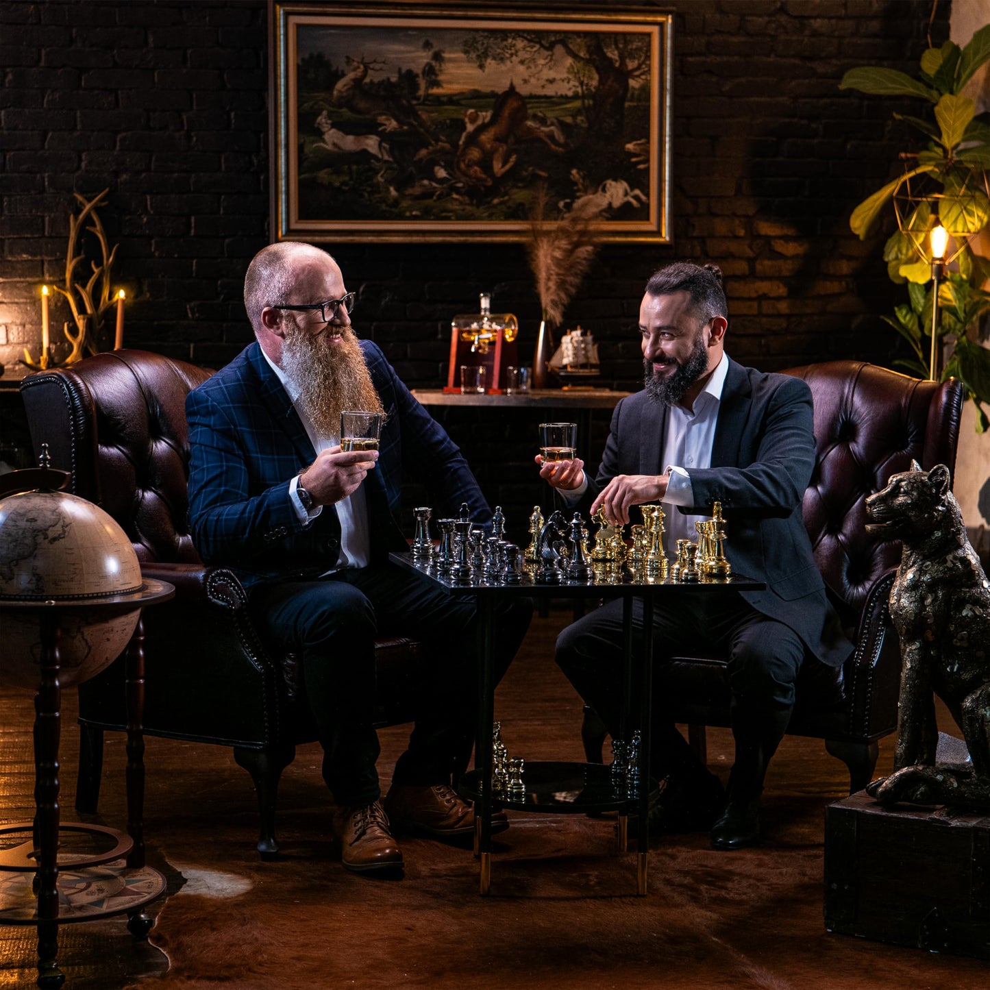 WHISISKEY Whiskey Karaffe Set mit 1100 ml Schiff-Dekanter, 2 Gläsern, 4 Whisky-Steinen und edler Geschenkbox. Für Genießer, die Whiskey mit Klasse servieren wollen.