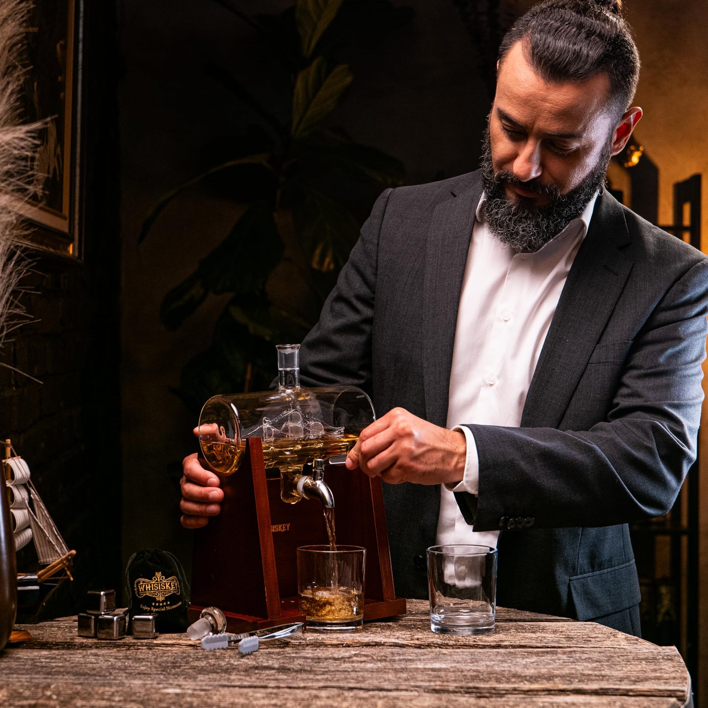 WHISISKEY Whiskey Karaffe Set mit 1100 ml Schiff-Dekanter, 2 Gläsern, 4 Whisky-Steinen und edler Geschenkbox. Für Genießer, die Whiskey mit Klasse servieren wollen.