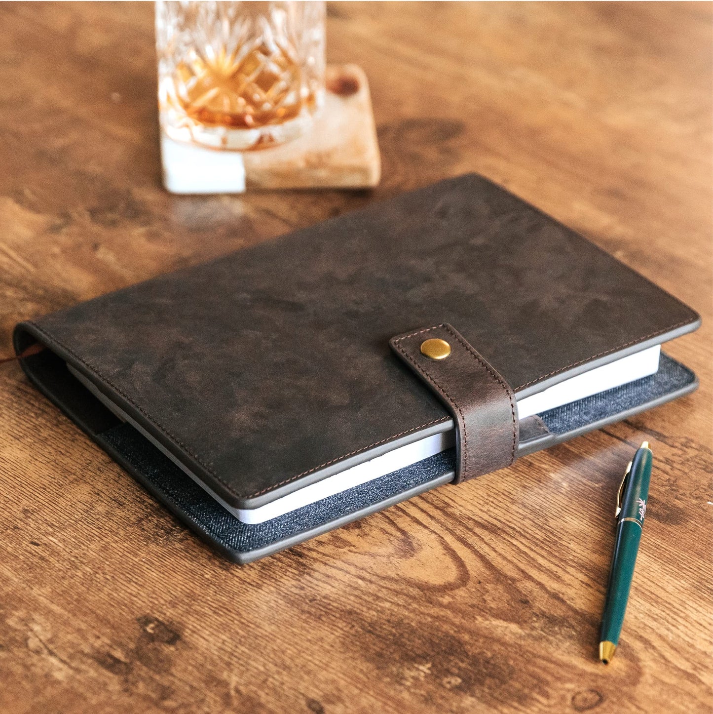 CASE ELEGANCE Leder-Notizbuch A5 aus echtem Vollnarbenleder im Vintage-Look – nachfüllbar, mit Stiftschlaufe, Kartenfächern und Messingverschluss. Ideal als Tagebuch, Skizzenbuch oder Reisetagebuch. Für stilvolle Notizen mit Charakter.