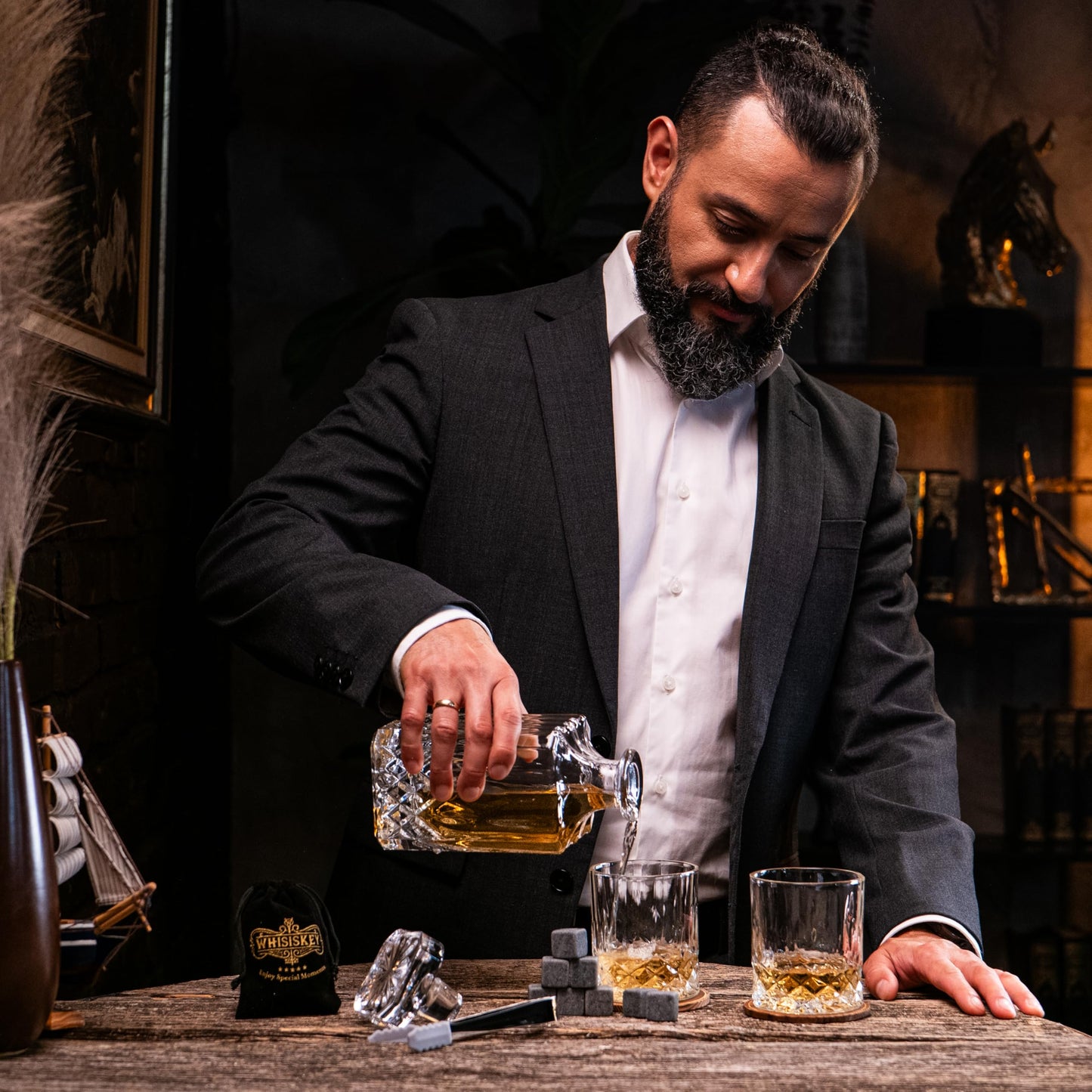 WHISISKEY Whiskygläser Set mit 2 Gläsern (je 310 ml), 8 wiederverwendbaren Whiskey-Steinen und Geschenkbox. Für Genießer, die auf Details und Stil Wert legen.