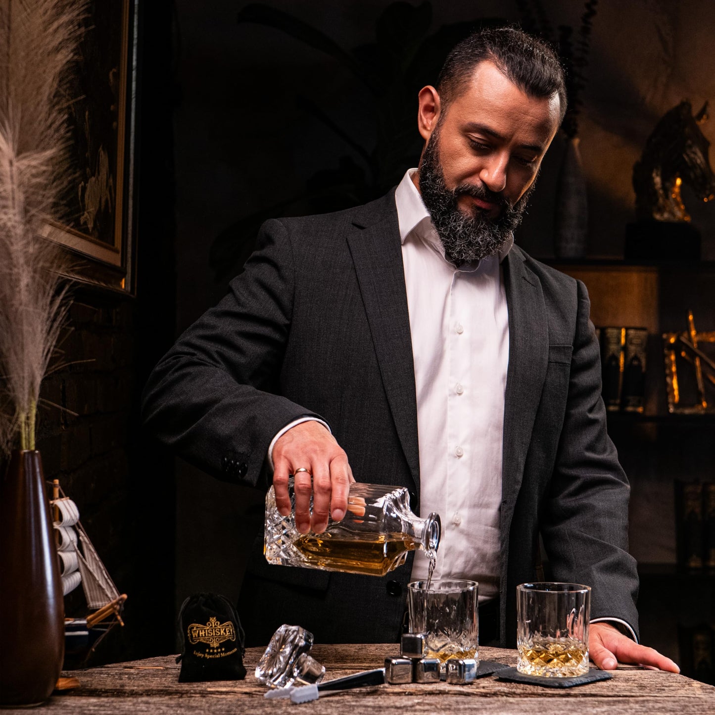 WHISISKEY Whiskey Karaffe Set – klassisches Geschenkset mit 700 ml Dekanter, 2 Gläsern und 4 wiederverwendbaren Whisky-Steinen. Für Genießer mit Geschmack.