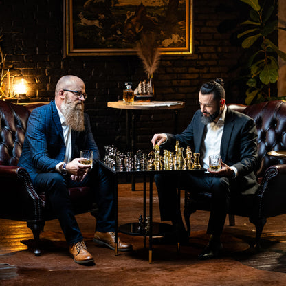 WHISISKEY Whiskygläser Set mit 2 Gläsern (je 310 ml), 8 wiederverwendbaren Whiskey-Steinen und Geschenkbox. Für Genießer, die auf Details und Stil Wert legen.