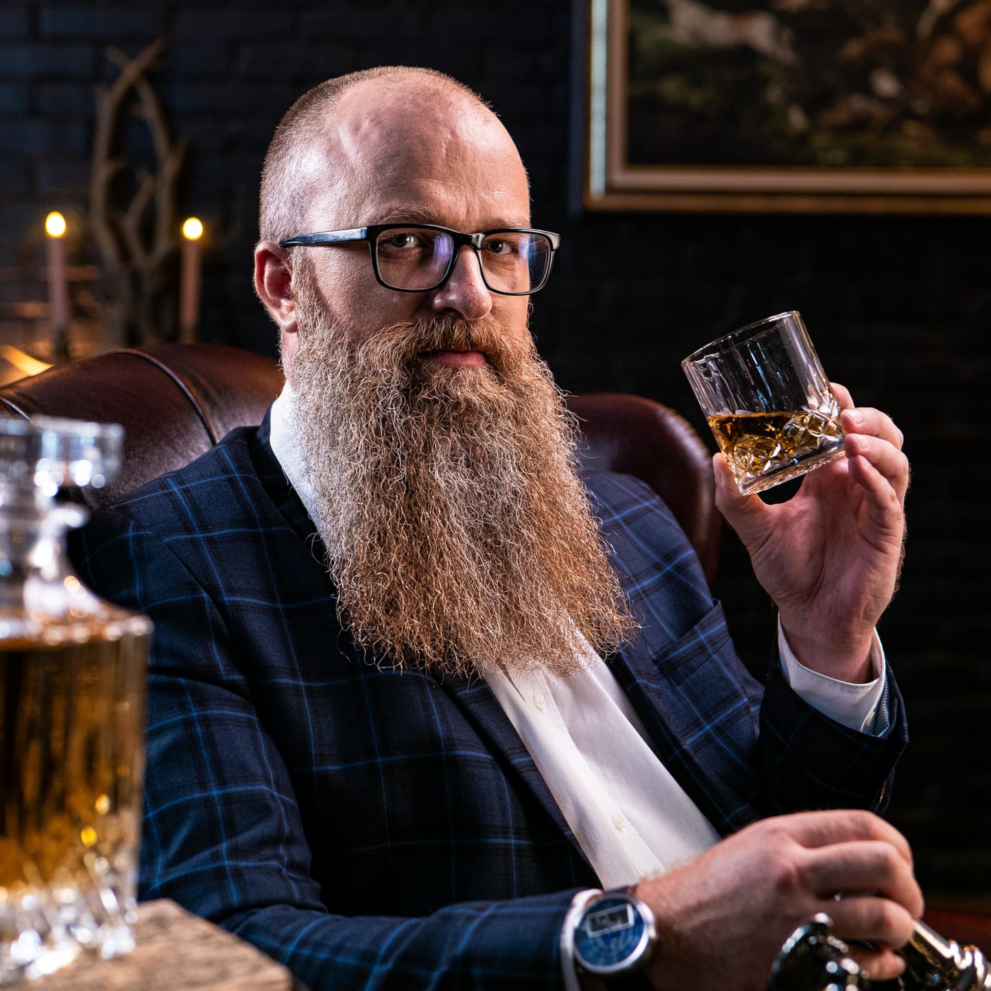 WHISISKEY Whiskey Karaffe Set – klassisches Geschenkset mit 700 ml Dekanter, 2 Gläsern und 4 wiederverwendbaren Whisky-Steinen. Für Genießer mit Geschmack.