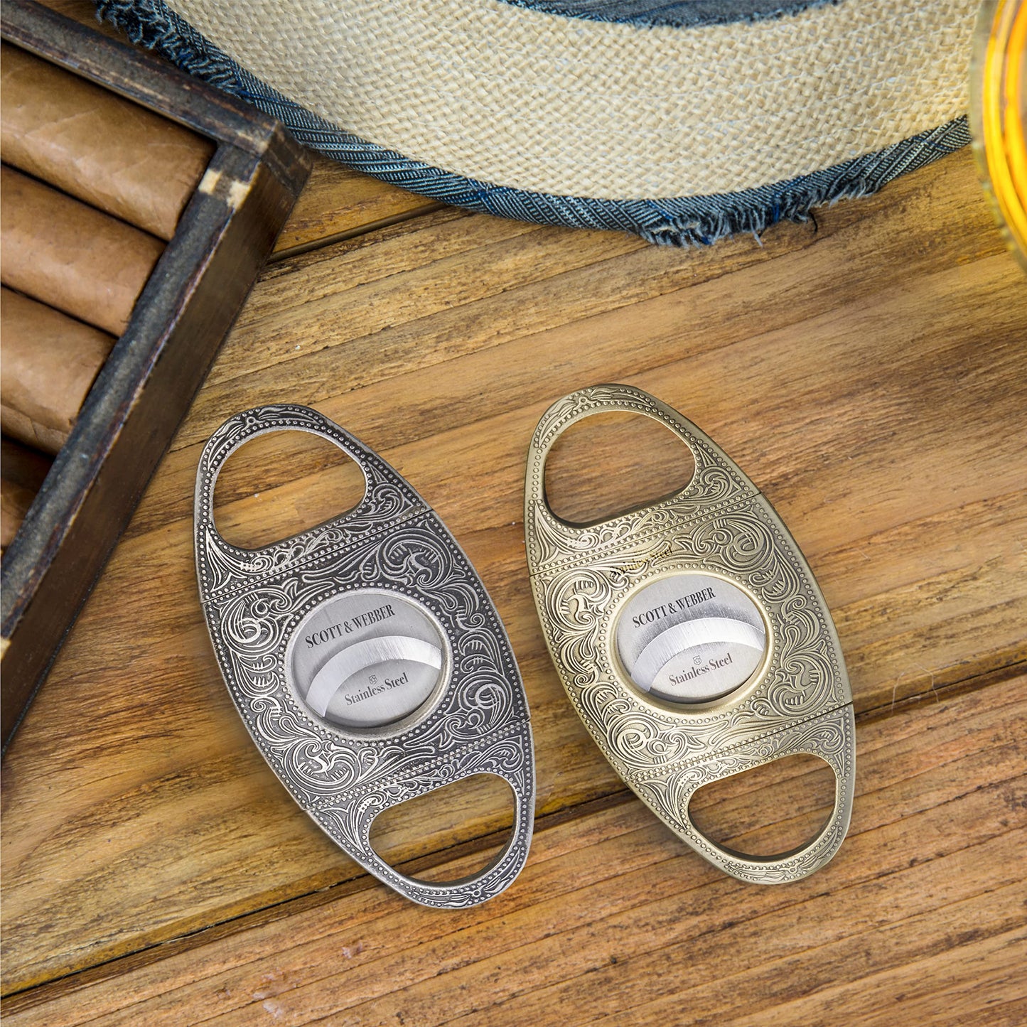 Scott & Webber® Zigarrenschneider mit doppelschneidiger Edelstahlklinge für große Ringmaße. Inklusive edlem Lederetui und Geschenkverpackung in Gold/Bronze. Stilvolles Zubehör für anspruchsvolle Zigarrenliebhaber.